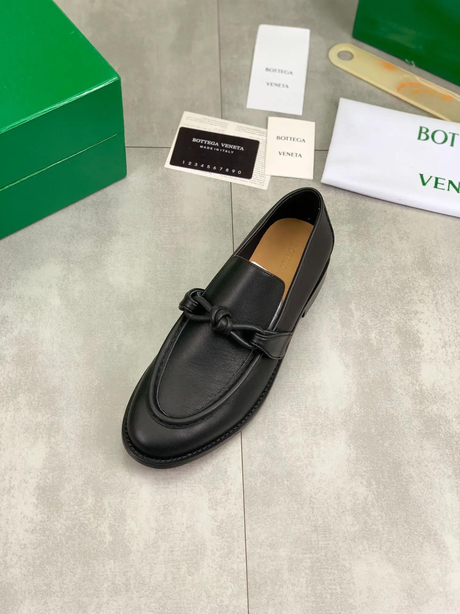 Men's shoes 💰P820 [New model] (genuine leather outsole) water-dyed cow lining 💰High-quality business couple leather shoes 💎💎💎 BOTTEGA VENETA official website synchronizes the latest top version of BV in the market, accept material comparison, shoe type comparison, process comparison, practical and textured, versatile and suitable for any occasion, the more you look at it, the more flavorful it becomes. Purely hand-knitted craftsmanship - Upper material, calfskin imported from Italy 🇮🇹 - High-quality water-dyed cowhide lining - Original private model customized leather outsole -Size: Female 35-39 (40 ordered) Male 39-44 (38 45 can be customized) Color: Multiple colors available
